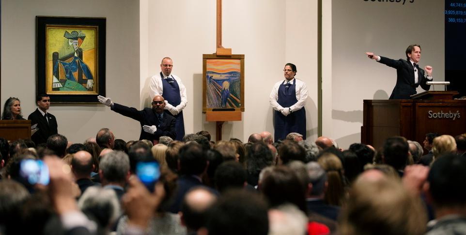 Bilde av Sothebys auksjonshus i New York. To malerier blir vist fram. Foto.