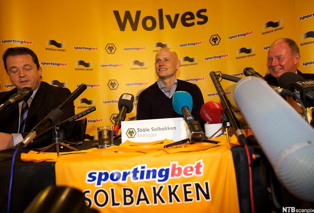 Bilde av pressekonferanse der Ståle Solbakken blir presentert som ny manager for Wolverhampton.