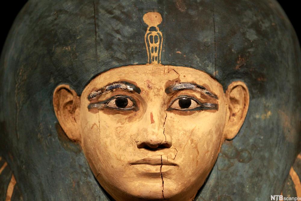 Egyptisk skulptur av hode fra kisten til dronning Meritamun. Foto.