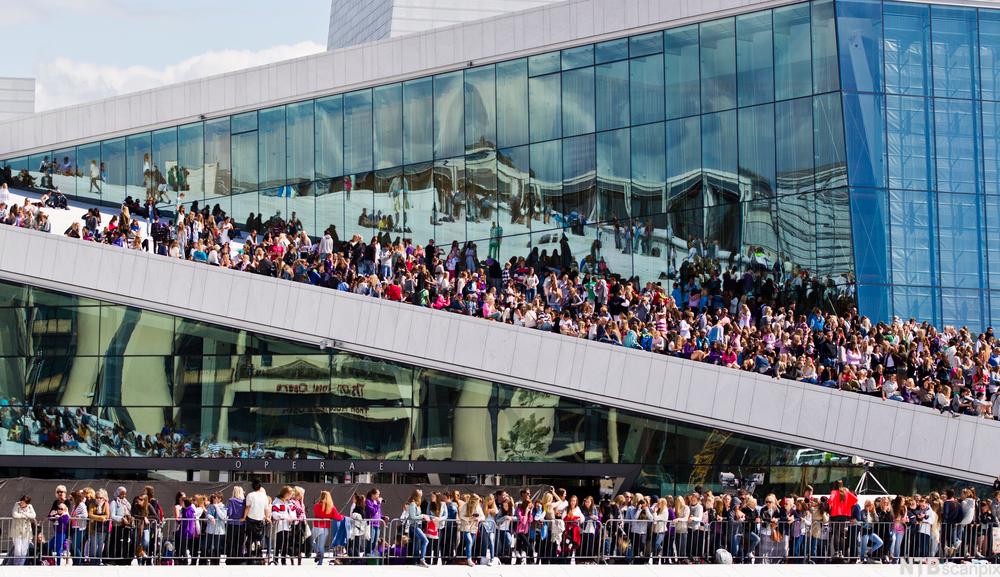 Foto av publikumsmengden på Operataket i Oslo under en Justin Bieber-konsert i 2012.