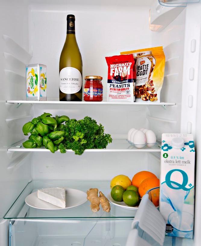 Et åpnet kjøleskap med egg og andre matvarer. Foto.
