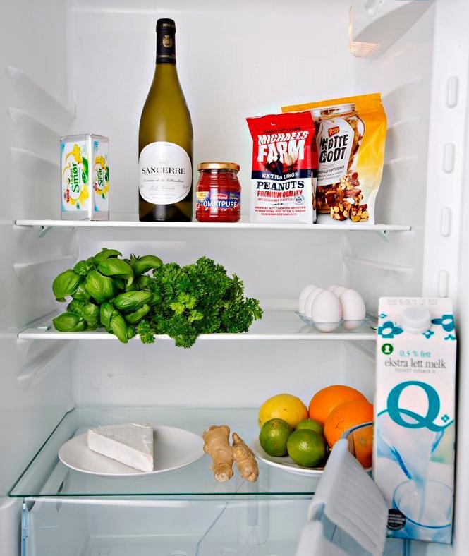 Eit opna kjøleskap med egg og andre matvarer. Foto.
