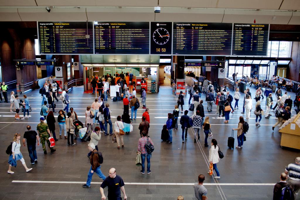 Mange mennesker på jernbaneterminal. foto.