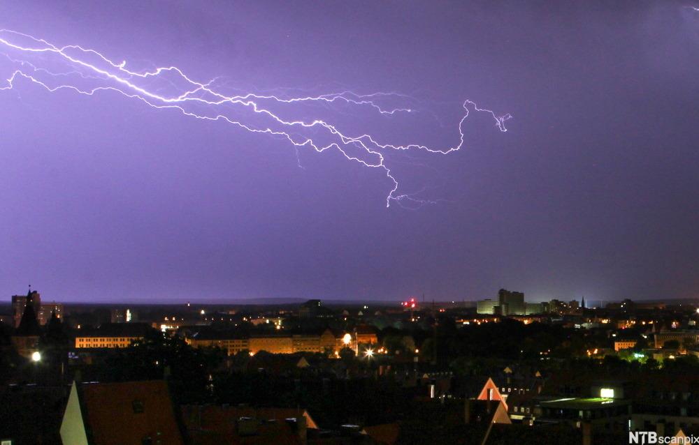 Lyn som sprer seg over en mørk himmel. Foto