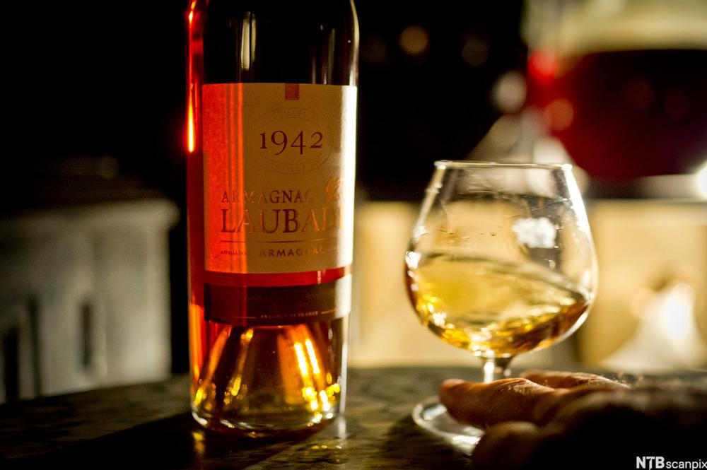 En flaske årgangsarmagnac fra 1942 og et glass. Foto.