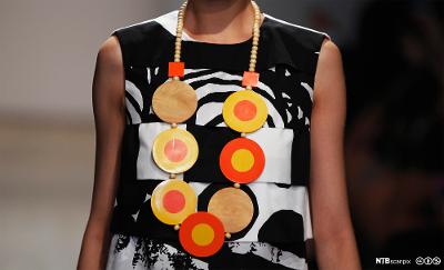 En modell presenterer design av Marimekko under New York Fashion Week i 2012. Foto.