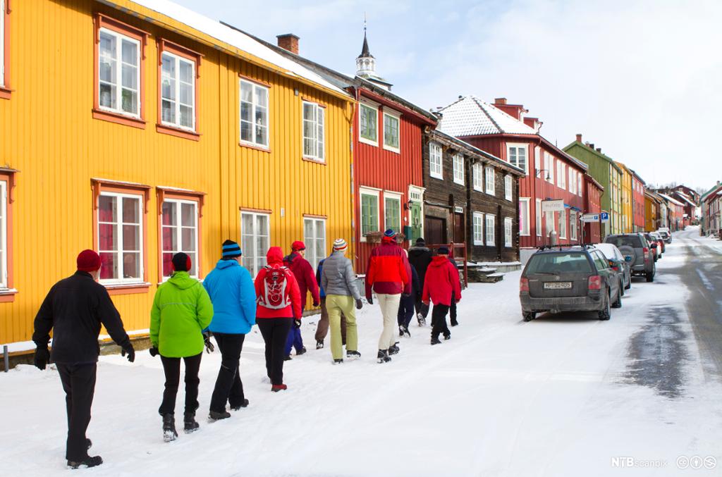 Turister på byvandring i Bergmannsgata på Røros. Foto.