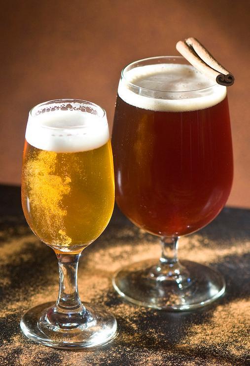 To glass øl – ett lite glass med lyst øl og ett stort glass med mørkt øl. Foto.