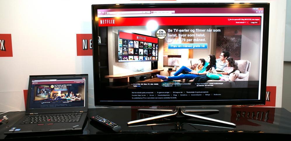 Foto av en bærbar datamaskin og en stor dataskjerm som begge viser nettstedet til strømmeselskapet Netflix.