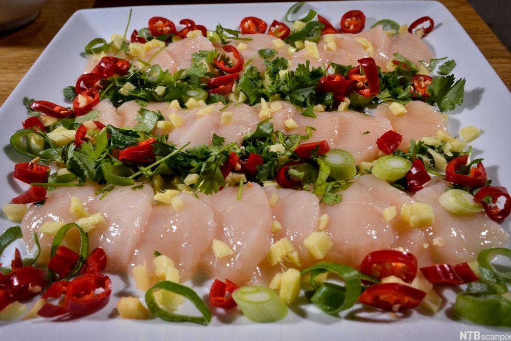 bidle av Kamskjell sashimi med ingefær, chilli, koriander og vårløk