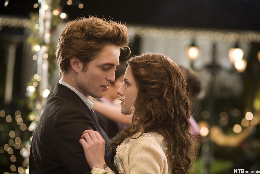 Bella Swan og  Edward Cullen i en scene fra filmen "Twilight".  Foto.