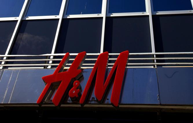H&M logo på veggen til et butikklokale. Foto. 
