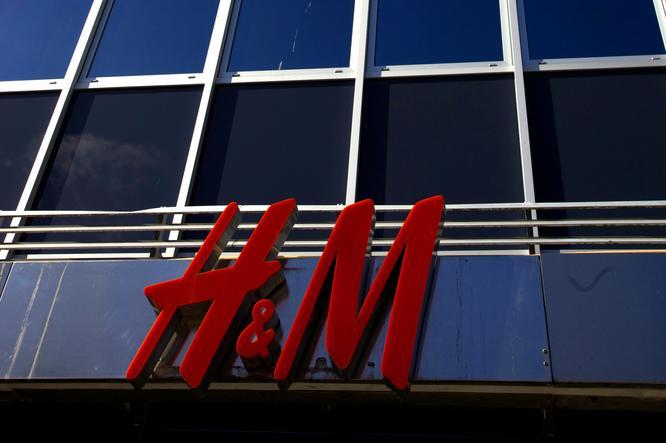 H&M-logo på veggen til eit butikklokale. Foto. 