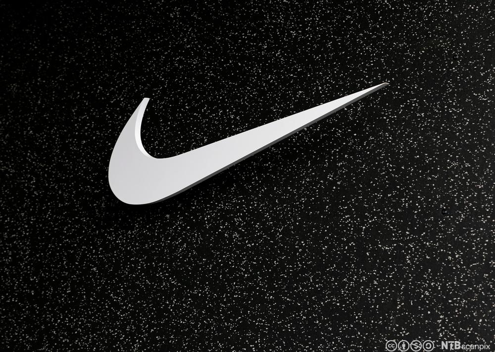 En hvit Nike-logo på svart bakgrunn. Illustrasjon.