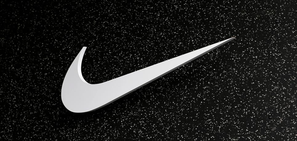 En hvit Nike-logo på svart bakgrunn. Illustrasjon.