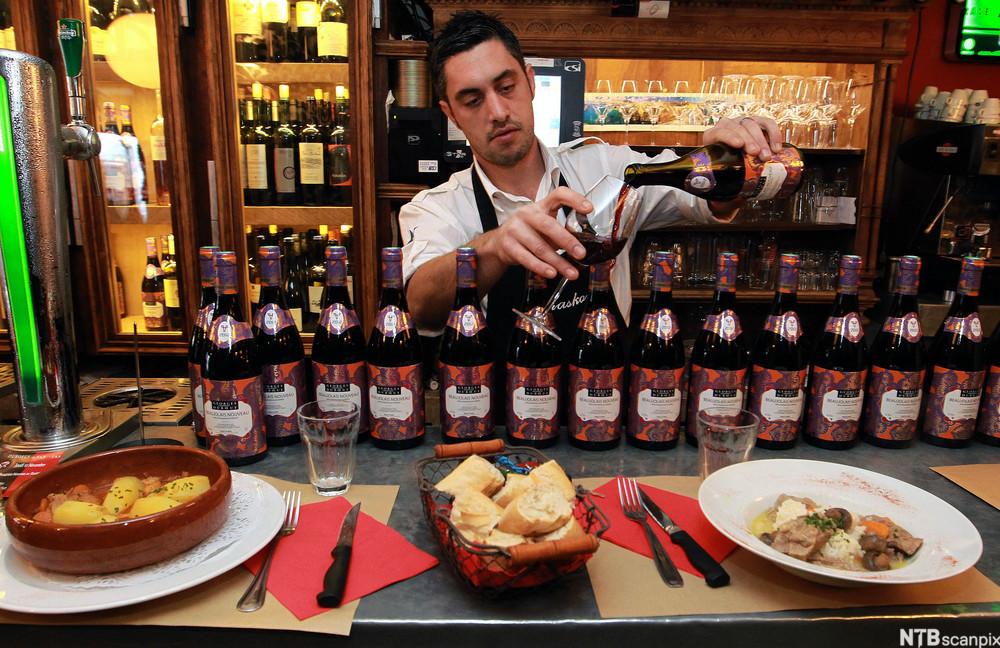 bidle av Christophe Chabauty serverer Beaujolais Nouveau i Bayonne