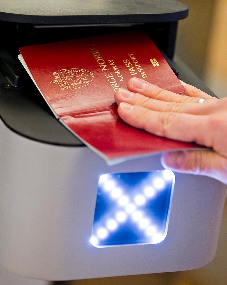 Passet skannes i passkontrollen