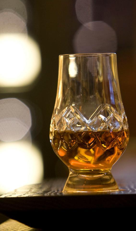Et glass med whisky. Foto.