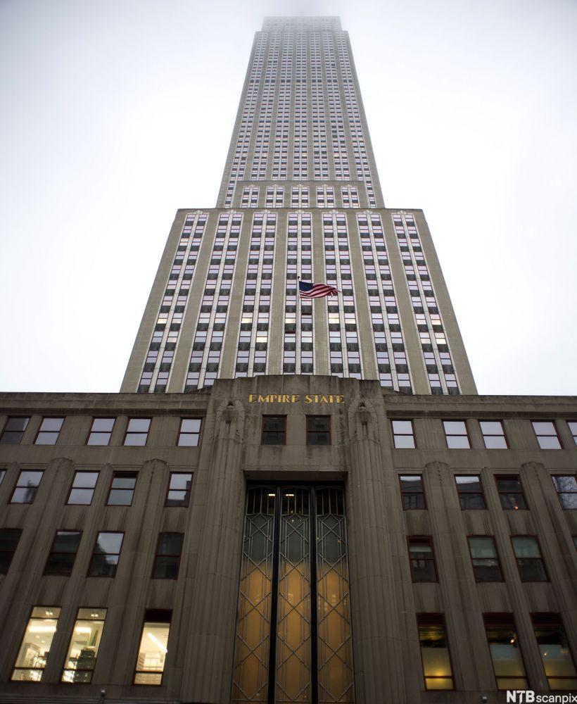 Empire State Building i froskeperspektiv. Foto.