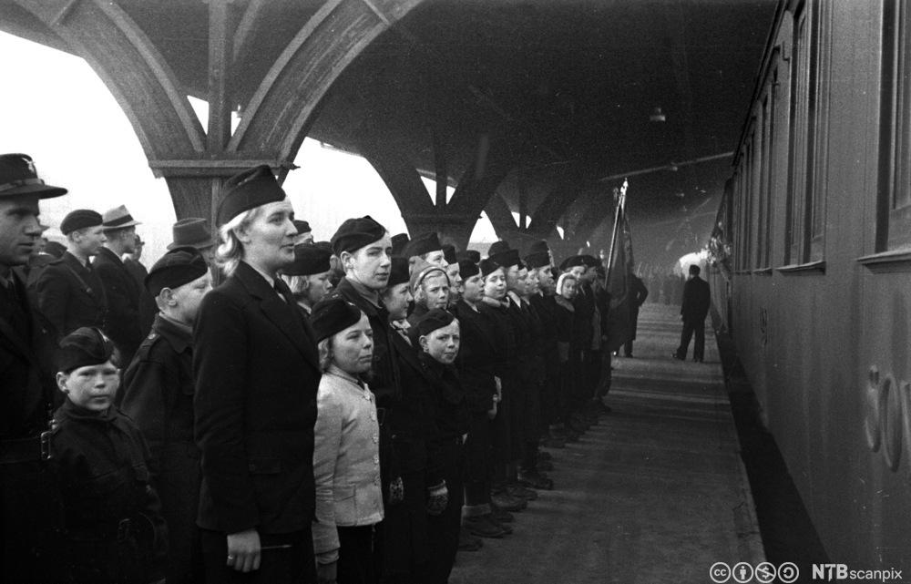 NS-stevne i Trondheim. Unghirden i NS tar avskjed med Quisling på jernbanestasjonen