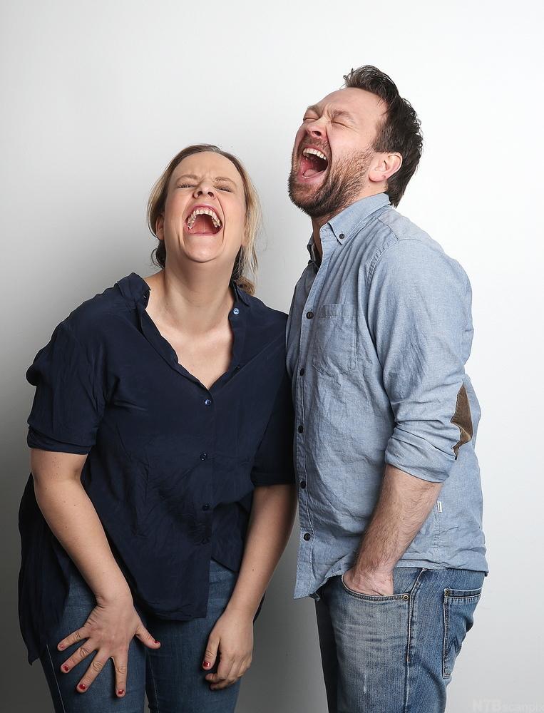 Ei kvinne og en mann ler rått. Foto.