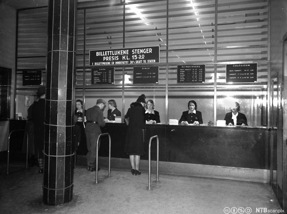 Salg av kinobiletter på Kinocentralen i Oslo i november 1943,