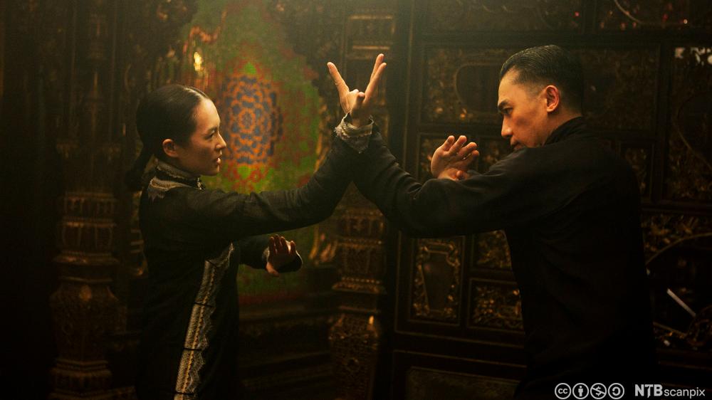Kvinne og mann i kung fu-kamp. Bilde.