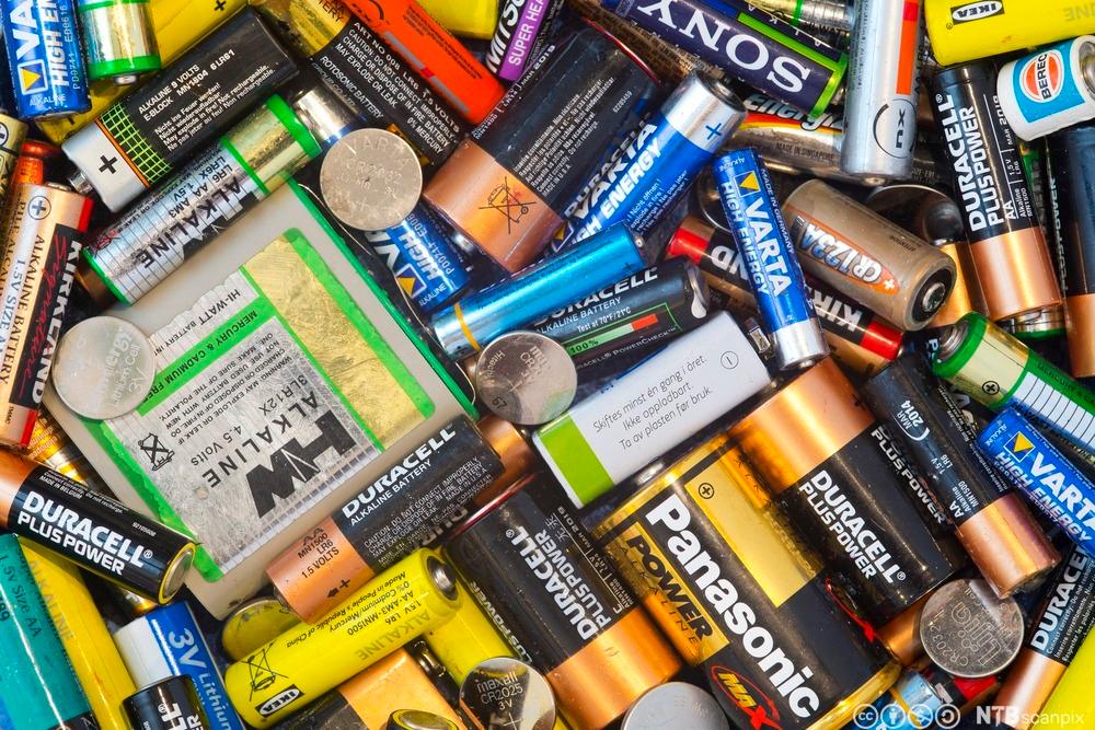 Batterier i alle størrelser og farger. Foto.