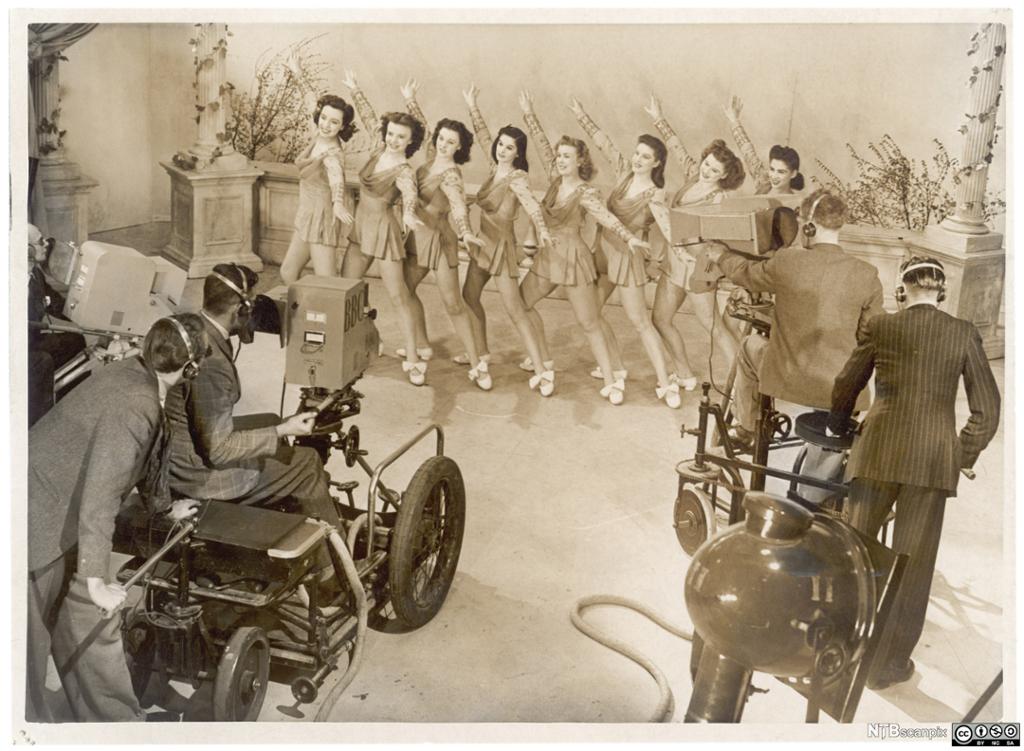 TV-opptak med dansere på Windmill Theatre i London. Foto.