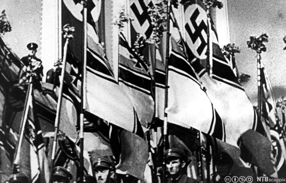 Nazistane paraderer. Stillbilete frå filmen «Viljens triumf» («Triumph des Willens») frå 1932.