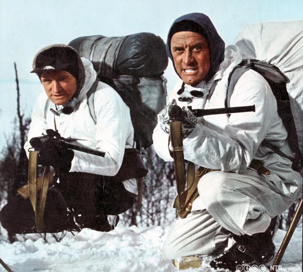Bilde av Richard Harris og Kirk Douglas i filmen The heroes of Telemark (1965).