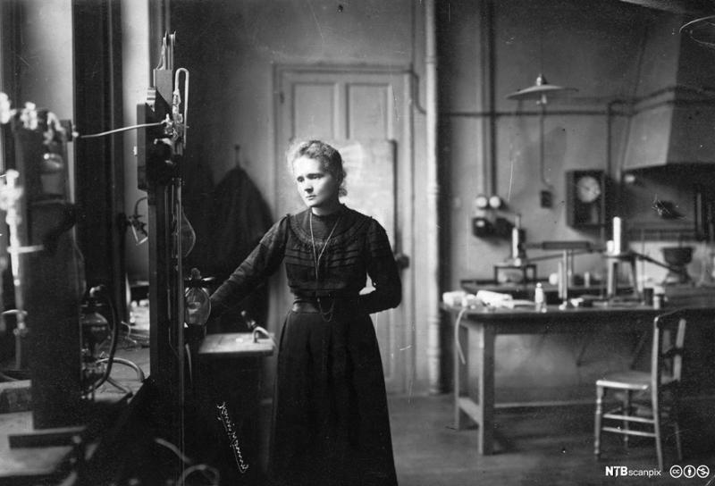 Marie Curie gjør observasjoner i et laboratorium. Foto.