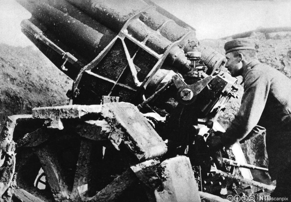 Tysk artillerist med tungt artilleri i nærheten av Verdun under første verdenskrig. Foto.