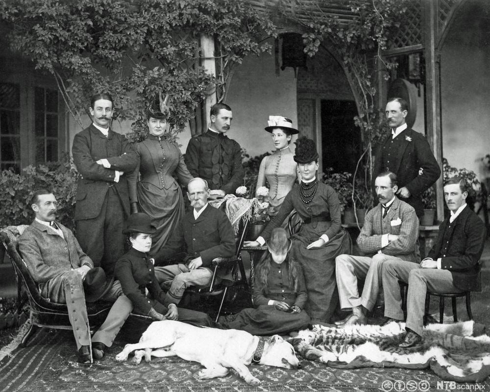 Lord og Lady Roberts i midten av en gruppe med representanter for britisk overklasse på slutten av 1800-tallet. Foto.