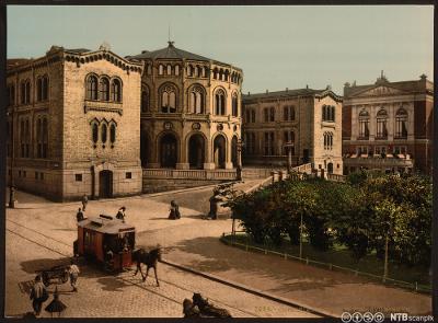 Stortingsbygningen på slutten av attenhundretallet. Foto.