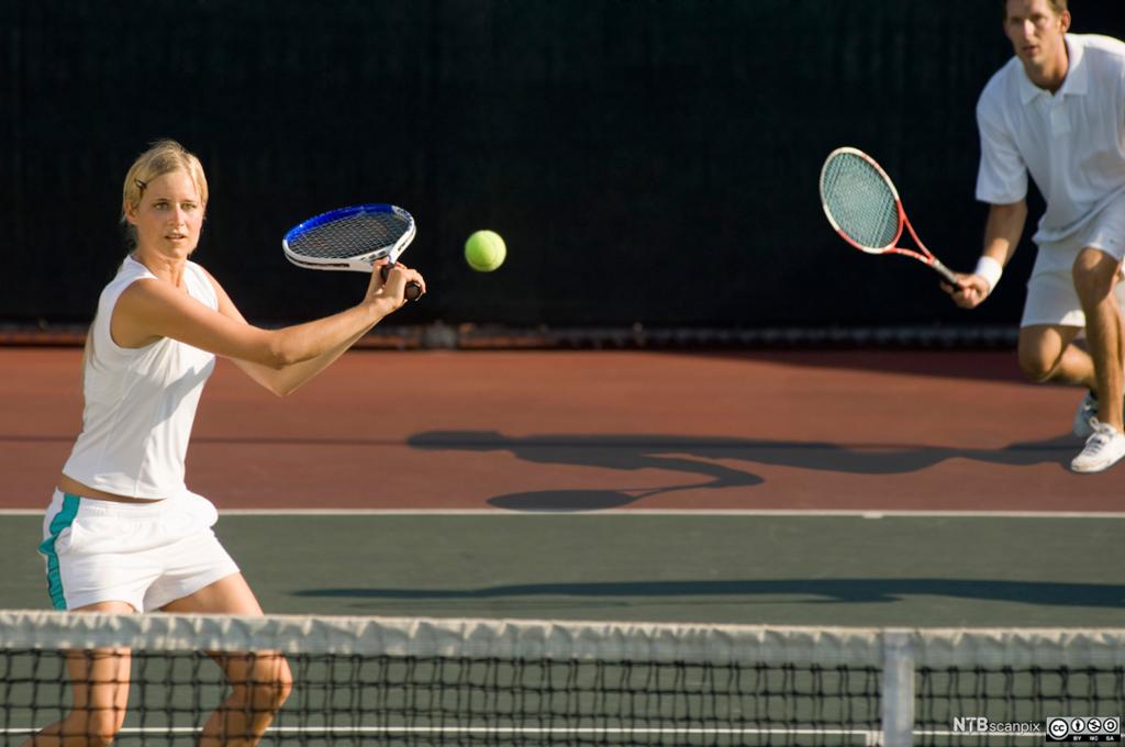 Kvinne spiller tennis. Foto.