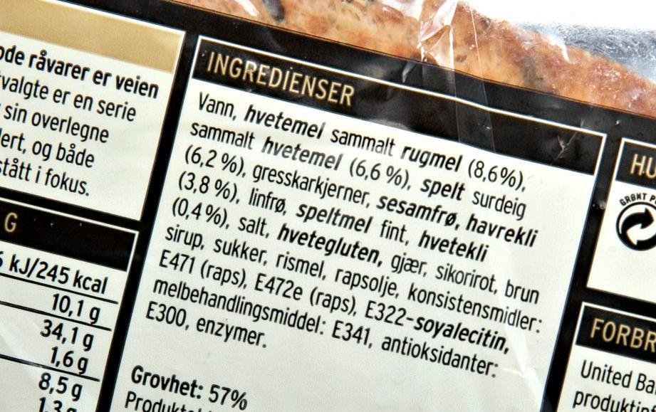 Ingrediensliste fra en brødpose hvor allergener er skrevet med fet skrift i kursiv. Foto.