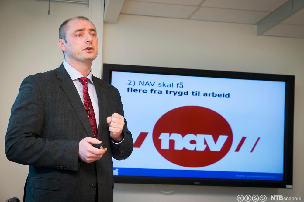Arbeids- og sosialminister Robert Eriksson presenterer endringer i NAV. Foto.