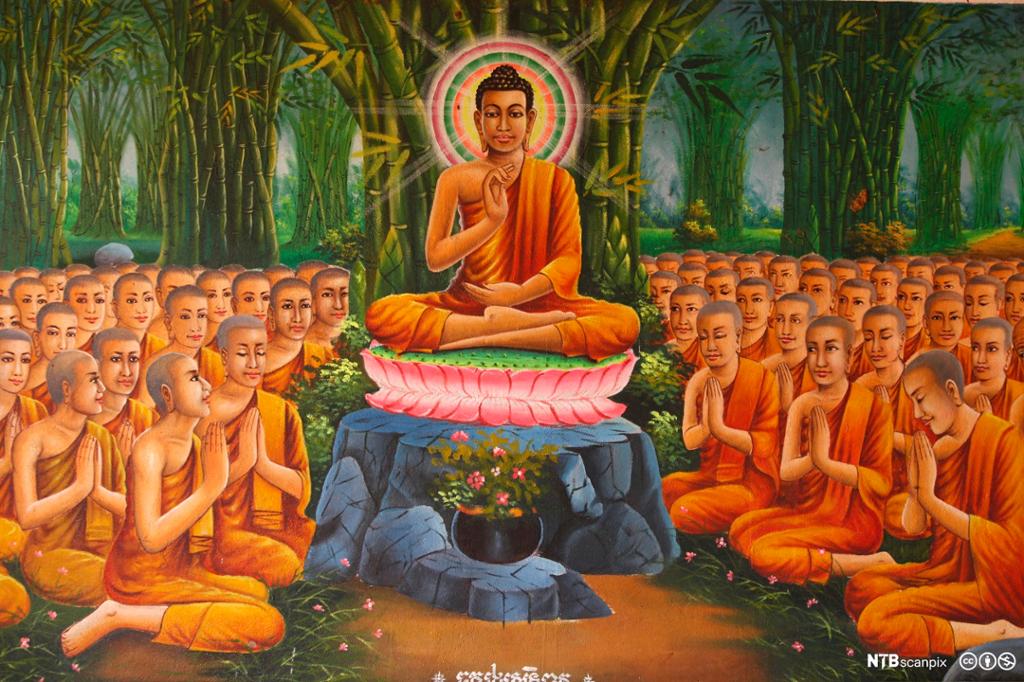 Buddha sit under eit tre omgitt av munkar i oransje kappar. Måleri.