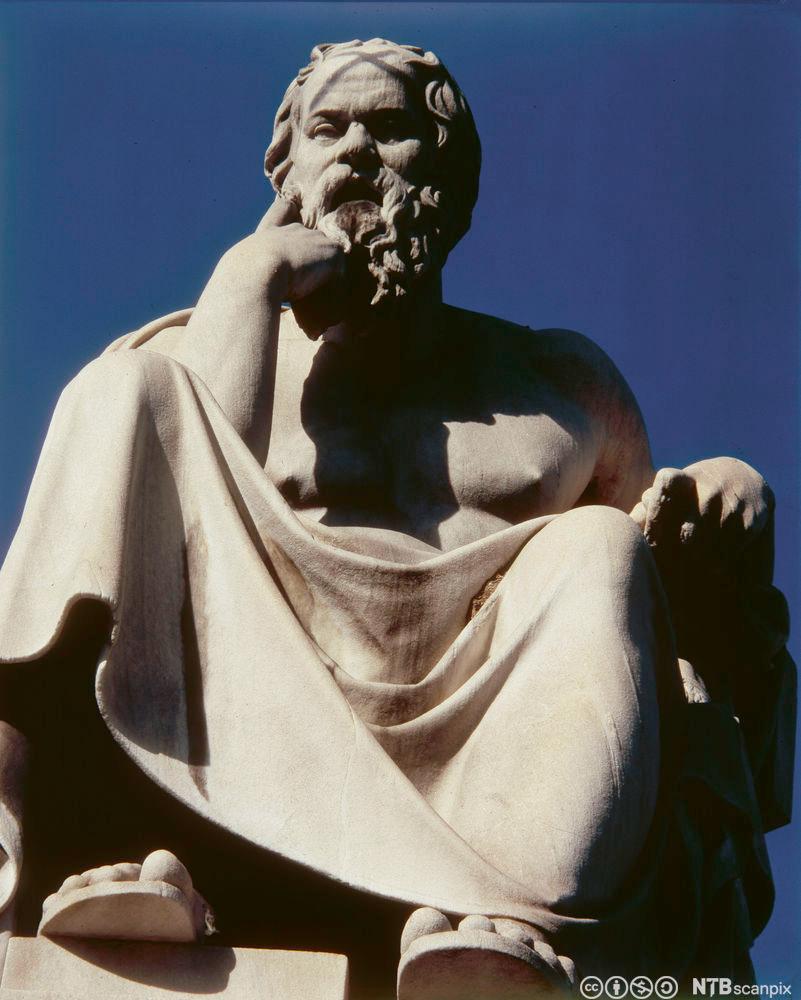 Sittende statue av filosofen Sokrates i Athen. Foto.