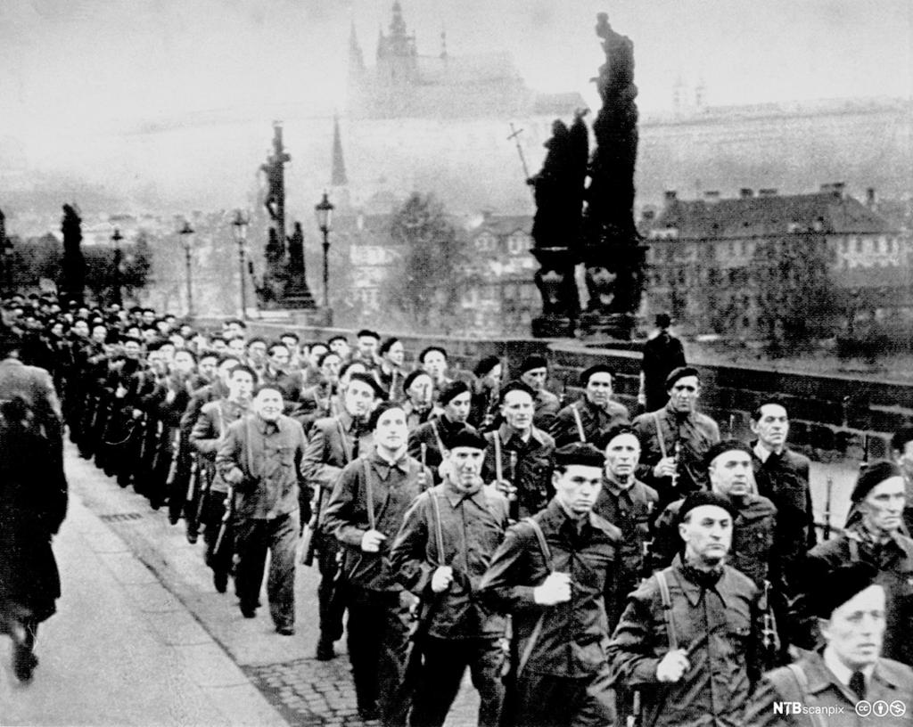 Kommunistiske militære marsjerer i Praha i forbindelse med det statskuppet i Tsjekkoslovakia i 1948. Foto. 