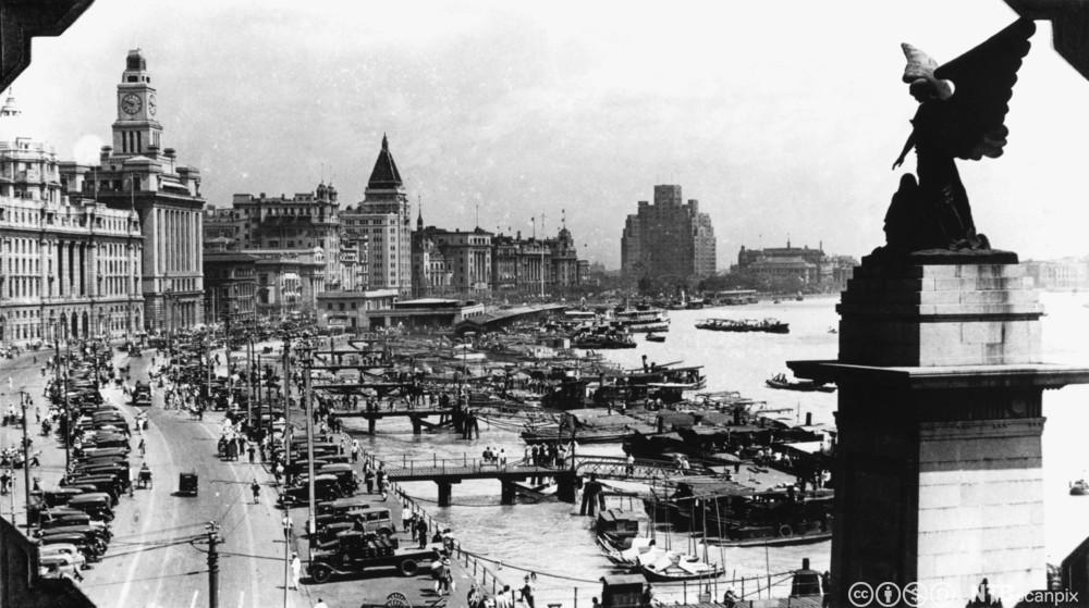 Yrende liv av folk og biler langs havnepromendanen i Shanghai ca. 1930. Foto.