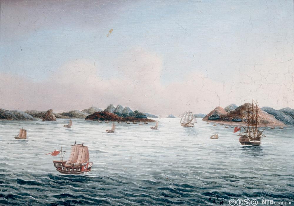 Maleri av skip av forskjellig størrelse som ligger på vannet i en elv. Fjell og åser i bakgrunnen. Maleri.