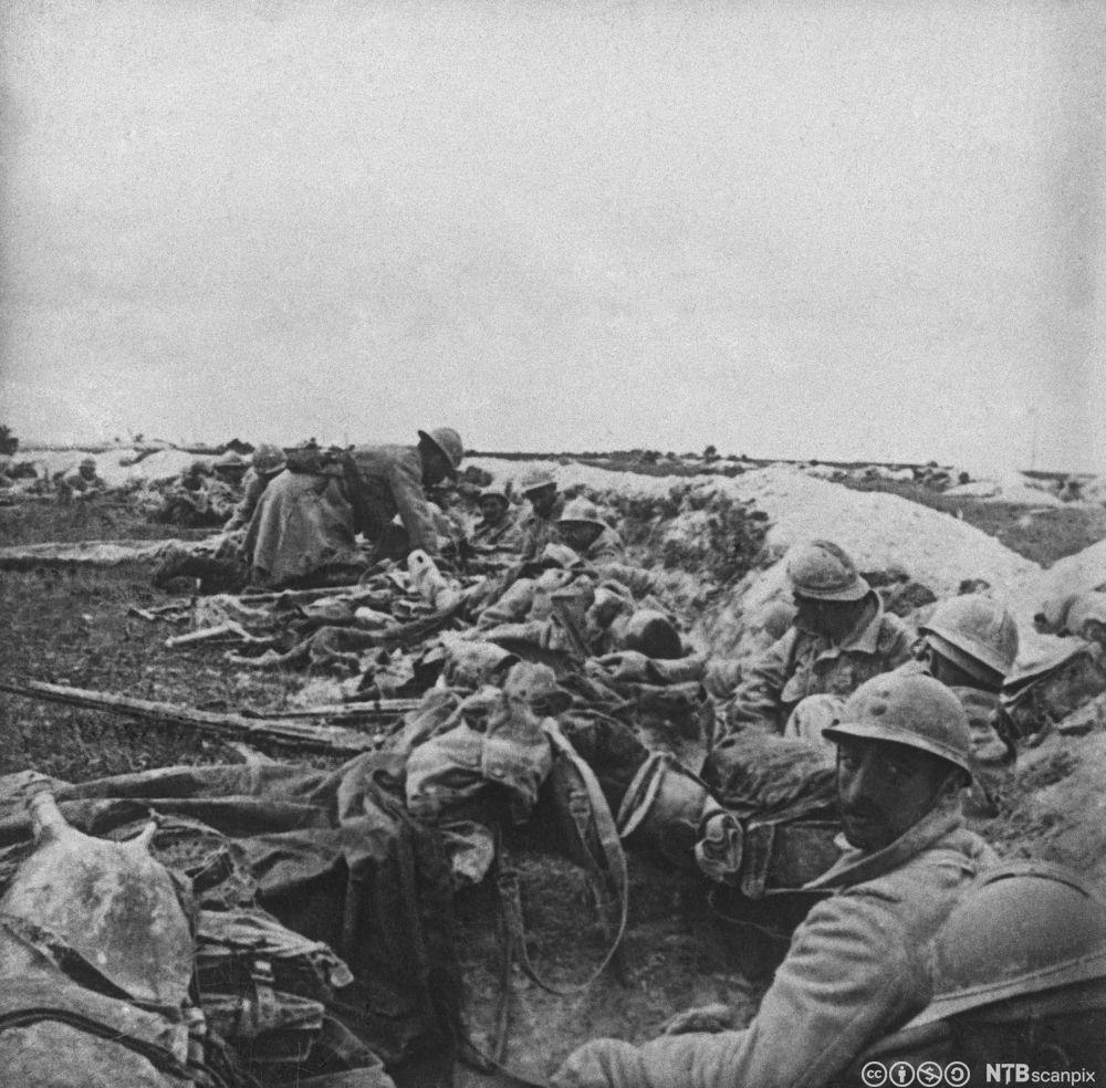 Franske soldater i skyttergrav under slaget ved Verdun i 1916. Foto.