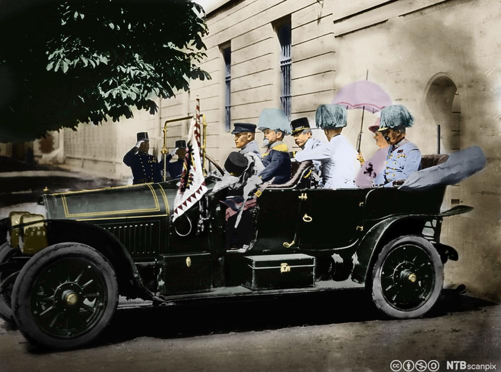 Fargebilete av Franz Ferdinand og kona hans Sophie som forlèt rådhuset i Sarajevo i ein bil 28. juni 1914. Foto.
