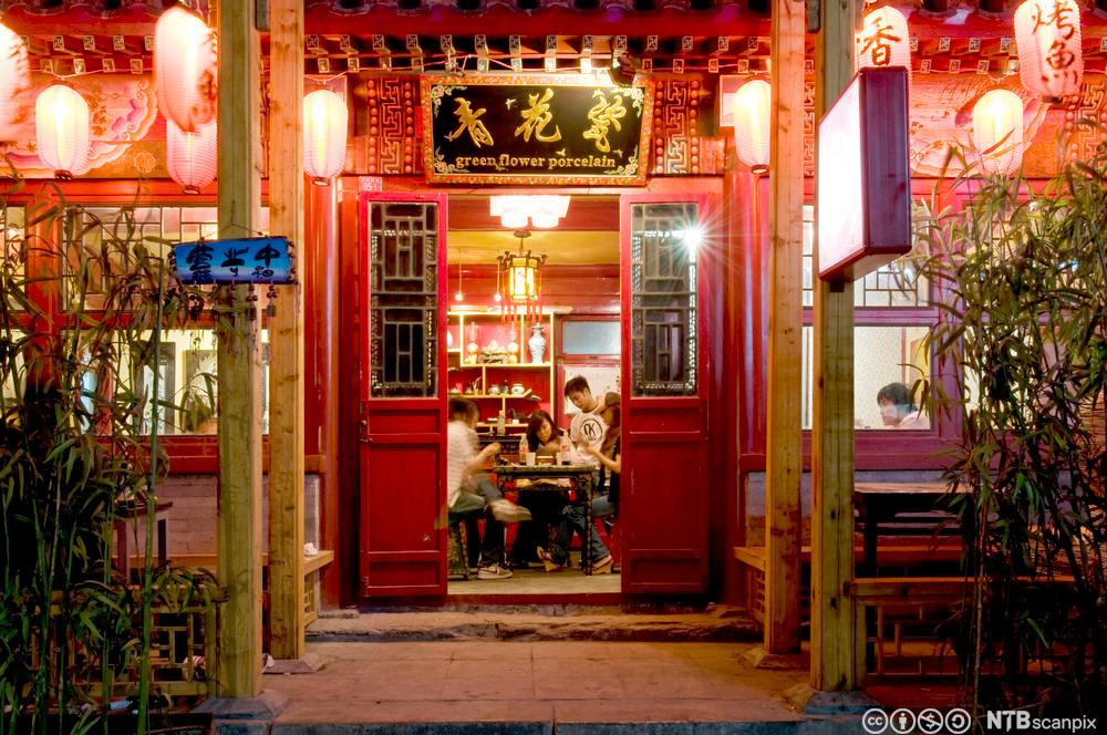 Inngangsparti til en Sichuan-restaurant i Beijing. Foto.