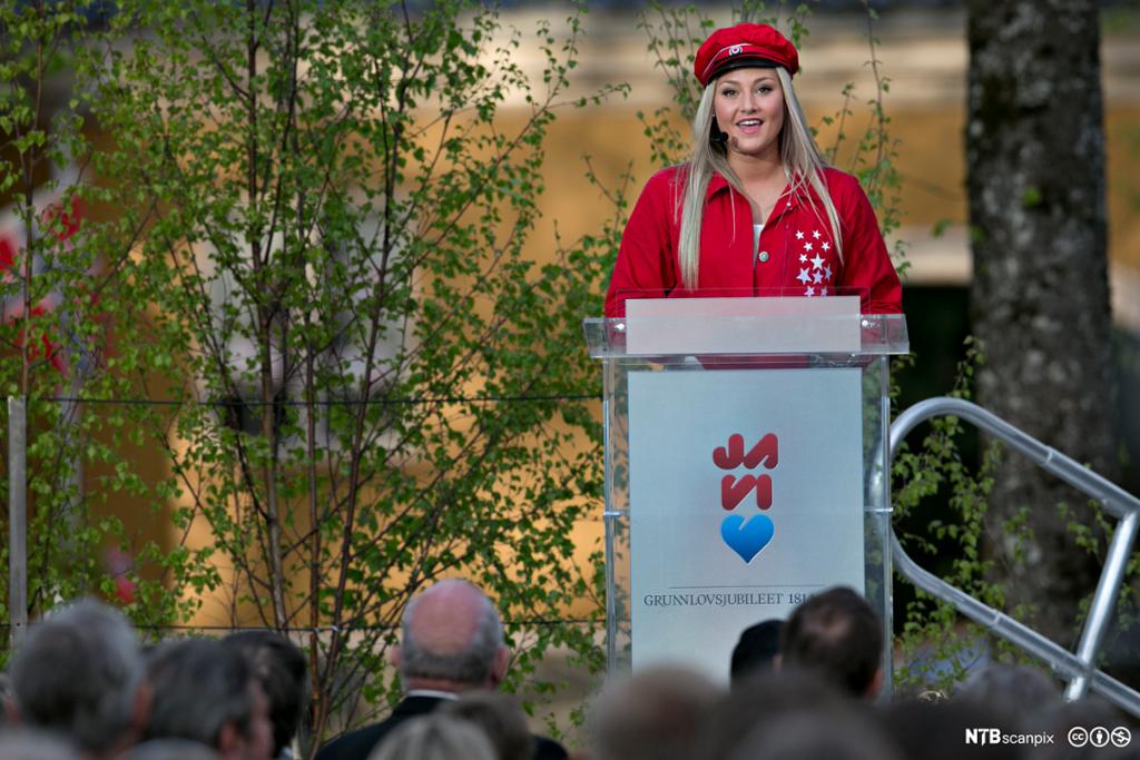 En russ holder 17. mai-tale foran en folkemengde på Eidsvoll. Foto.