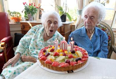 Et tvillingpar feirer sin 101-års dag med kake