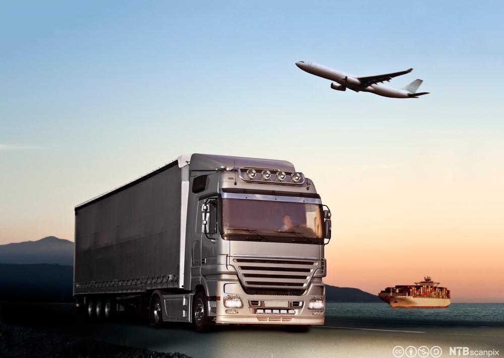 Lastebil på en vei. Et fly flyr over lastebilen. Et konteinerskip på havet i bakgrunnen. Illustrasjon.