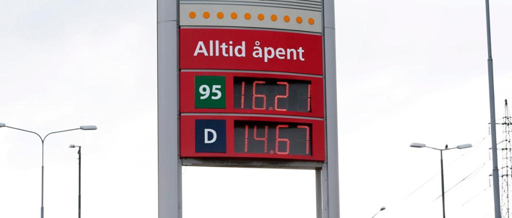 Pris på drivstoff vises i et display på en bensinstasjon. Det står "Alltid åpent" og følgende siffer: "95: 16.21" og "D: 14.67". Foto.